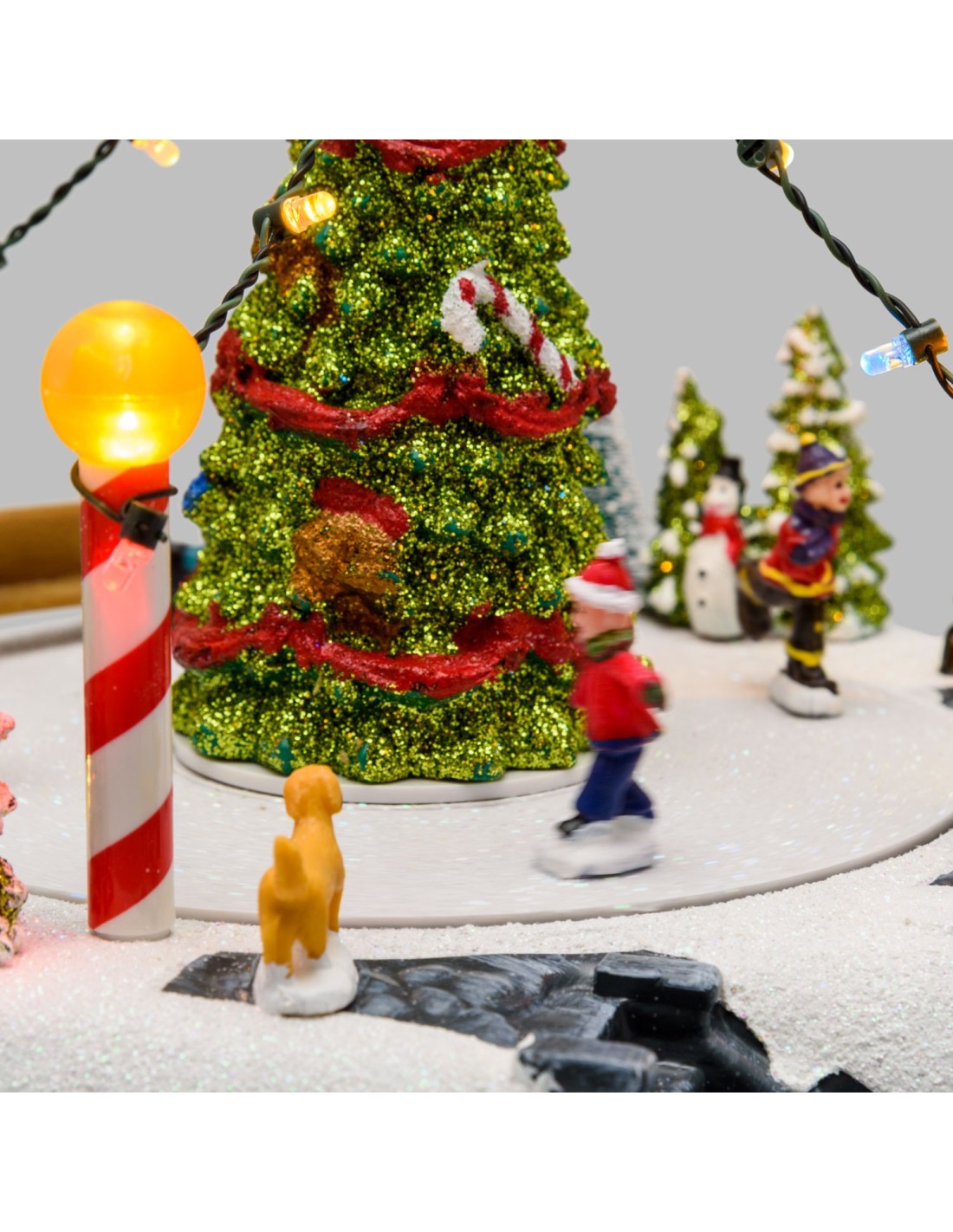 GIOSTRINE E VILLAGGI: vendita online Villaggio Paesaggio Innevato con Pattinatori e Albero di Natale - Musica e Giochi di Luc...